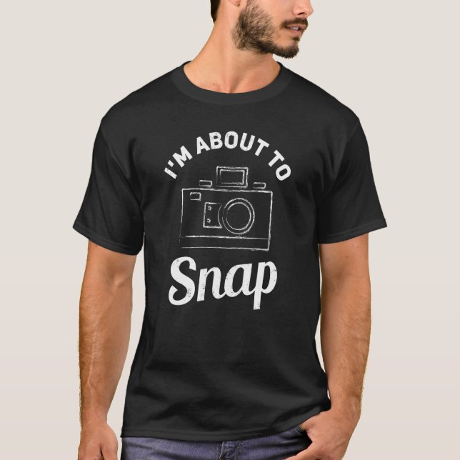 Camiseta Fotógrafo Retro Camera Im Prestes A Encaixar 3 (Frente)