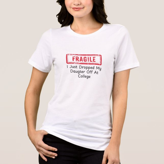 Camiseta Frágil, acabei de largar minha filha na faculdade (Frente)