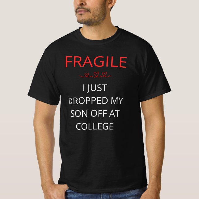 Camiseta Frágil Eu Acabei De Deixar Meu Filho Na Faculdade (Frente)