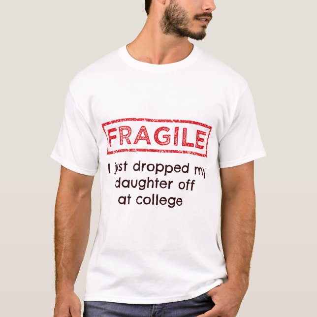 Camiseta Frágil Eu Acabei De Deixar Minha Filha Na Faculdad (Frente)