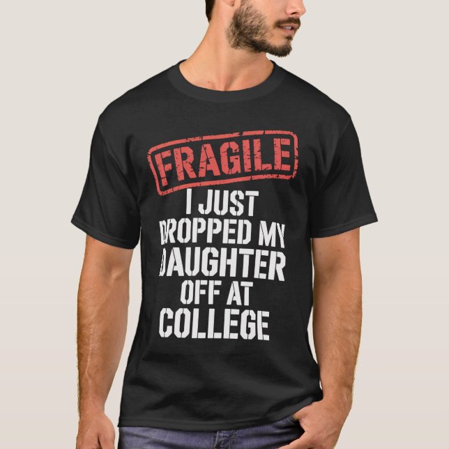 Camiseta Frágil Eu Acabei De Deixar Minha Filha Na Faculdad (Frente)