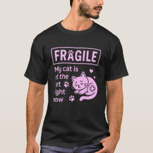 Camiseta Frágil Meu Gato está no Veterinário Agora Mãe de G