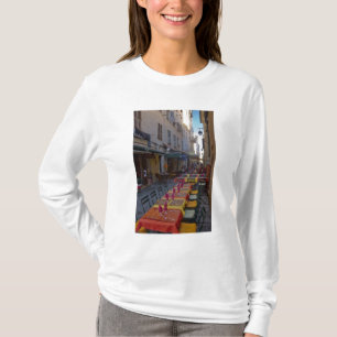 Camiseta França, Córsega. Mesas de café montadas em rua est