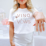 Camiseta FRANCA Wine Vino Antes da Bachelorette de Vows<br><div class="desc">Esta camiseta apresenta uma fonte rosa pincelada e fofinha com o ditado,  "Vino antes dos votos". Esta teia é perfeitamente parecida com a teia coordenadora do "é vinho da hora" para uma festa de solteira temática de vinho divertida e coesa.</div>