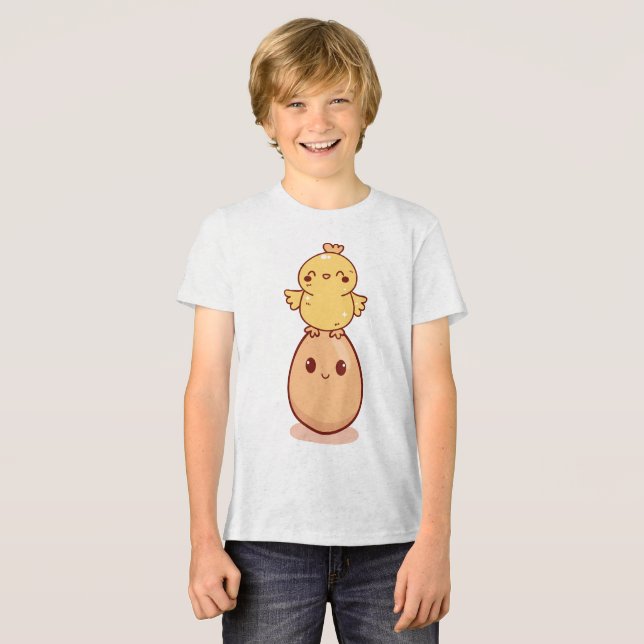 Camiseta Frango Fofo em Pé sobre Ovo Sorridente (Frente Completa)