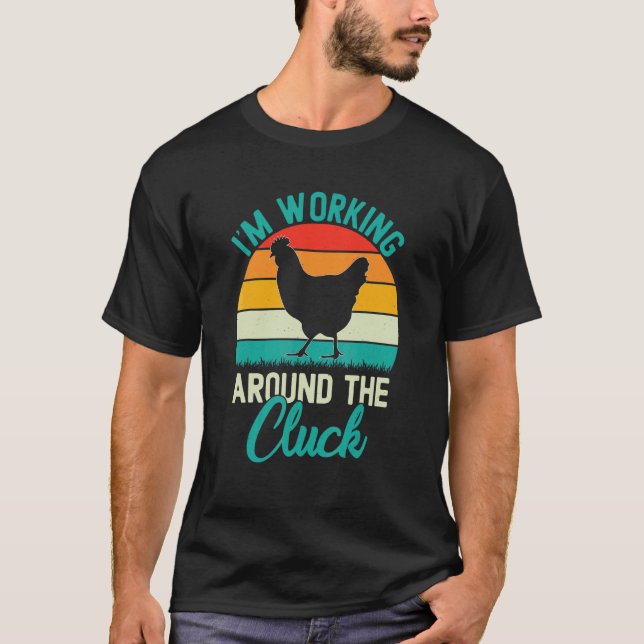 Camiseta Frango Retro Estou Trabalhando em Torno do Cloquei (Frente)
