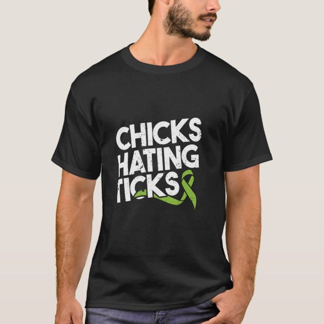 Camiseta Frangos odiando carrapatos divertida conscientizaç (Frente)