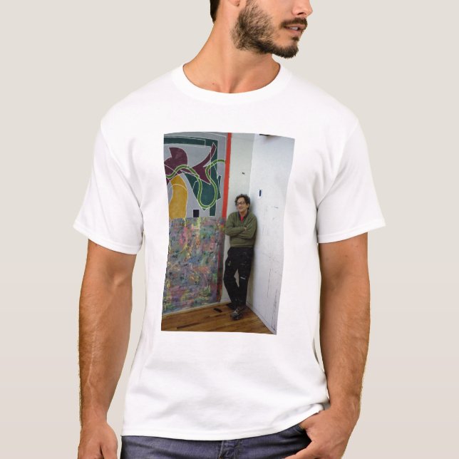 Camiseta Frank Stella ao lado de um de seu trabalha (Frente)