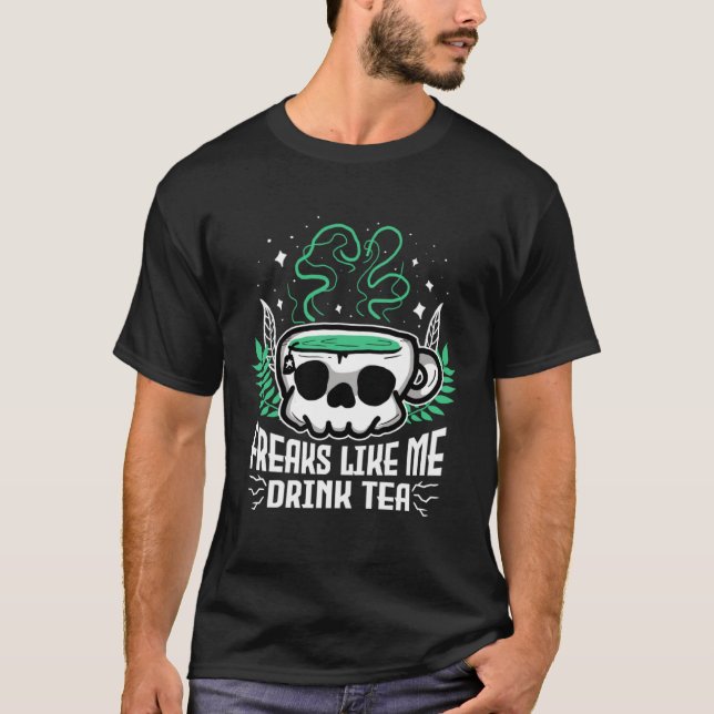 Camiseta Freaks Like Me Drink Tea Gothic Skull Tea (Frente)