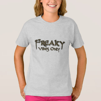 Camiseta "Freaky Vibes Only"-dgn1 por Maaya Prints, Criança