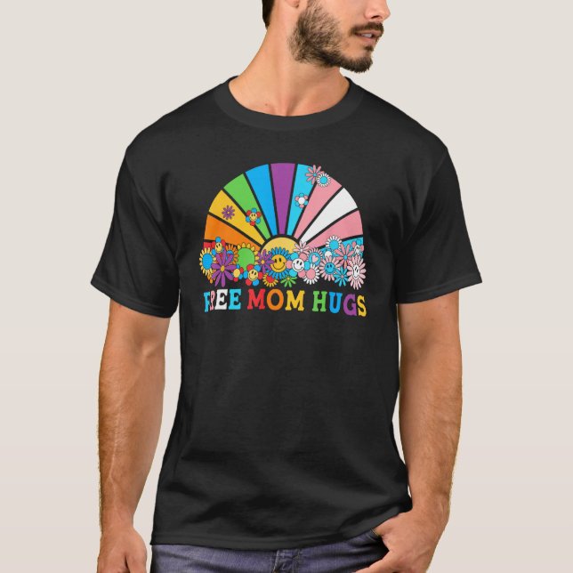 Camiseta Free Mom Hugs Groovy Rainbow Heart LGBT Flag Pride (Frente)