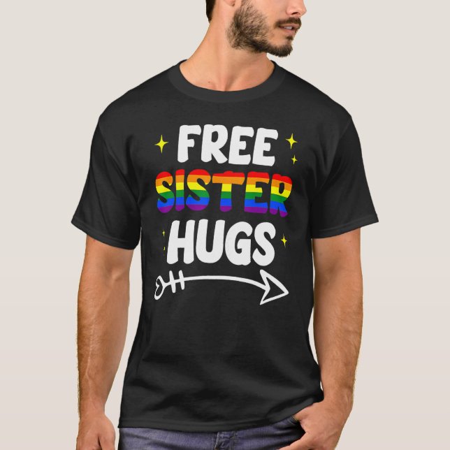 Camiseta Free Sister Hugs Rainbow LGBT Pride Month Gay Lesb (Frente)