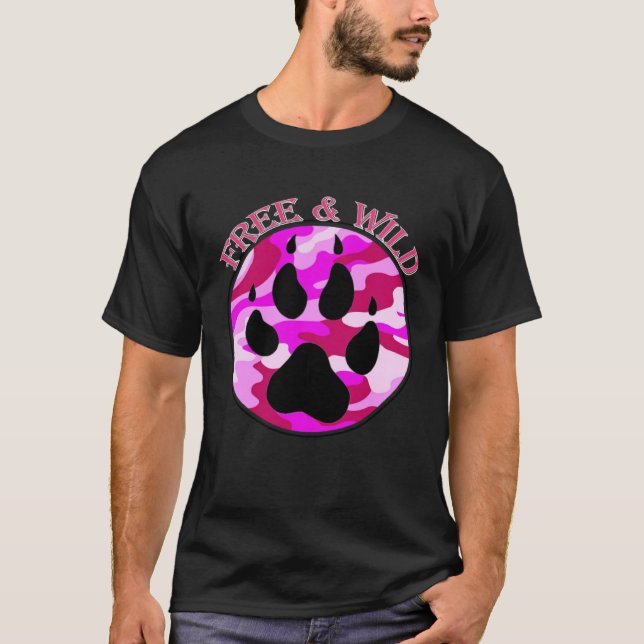 Camiseta Free & Wild pink camo wolf paw by Mortal Designs (Frente)