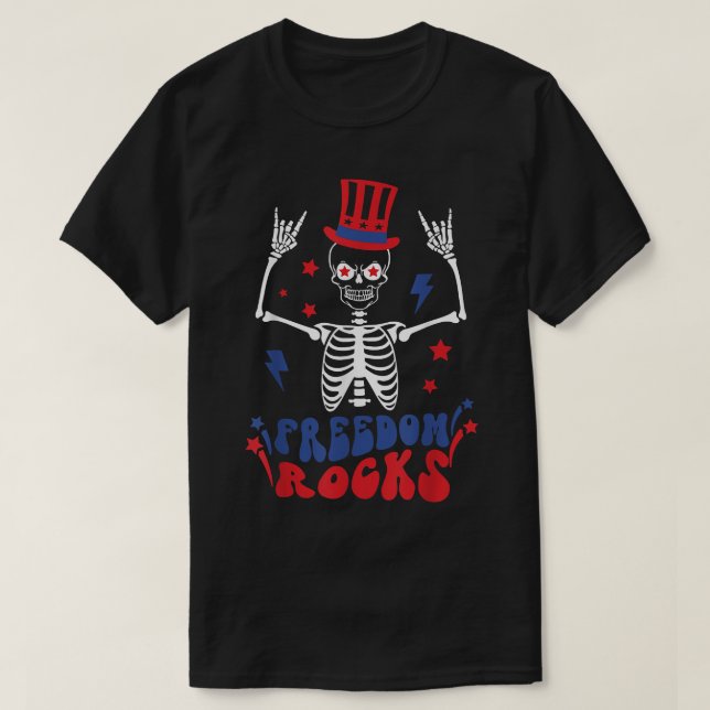 Camiseta Freedom Rocks Skeleton American Flag Feliz 4º de  (Frente do Design)