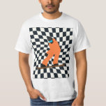 Camiseta Freeride Snowboarder Em Traje Laranja Verificado<br><div class="desc">Arte legal de ilustração branca de snowboarders coloridos,  descida de snowboard em montanhas,  sobre pó fresco de neve. Snowboard e Xmas ao ar livre. Dons do Snowboarder. Presentes da equipe de Snowboard. Verificações retrotorcidas de snowboard.</div>