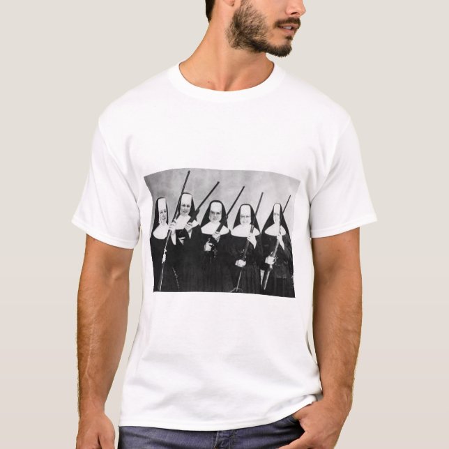 Camiseta Freiras com armas (Frente)