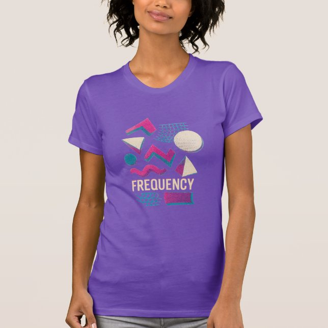 Camiseta FREQUÊNCIA – Design Abstrato Vintage Synthwave (Frente)