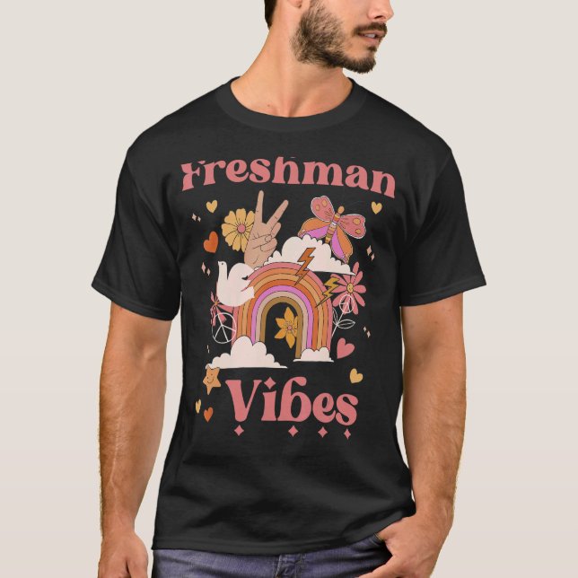 Camiseta Freshman Vibes Escola Groovy Retro 9º Grau Boho (Frente)