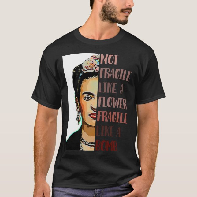 Camiseta FRIDA KAHLO - Não é frágil como uma flor Clássica  (Frente)