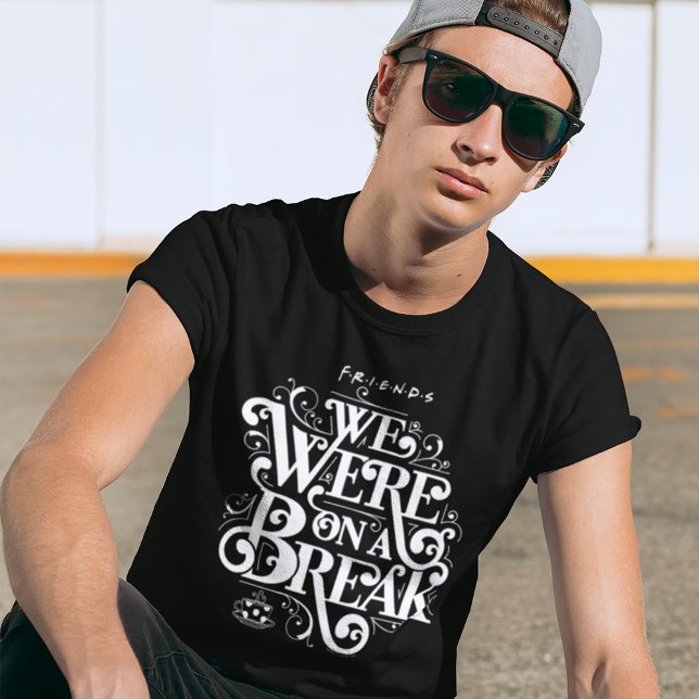 Camiseta FRIENDS™ | Nós Estávamos em uma Pausa (Person wearing t-shirt)
