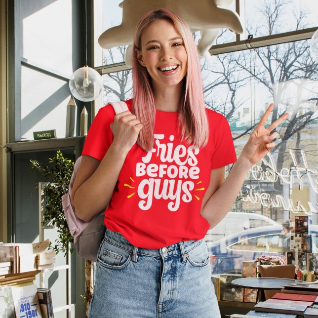 Camiseta Fries Before Guys Funny Sarcastic  (Criador carregado)