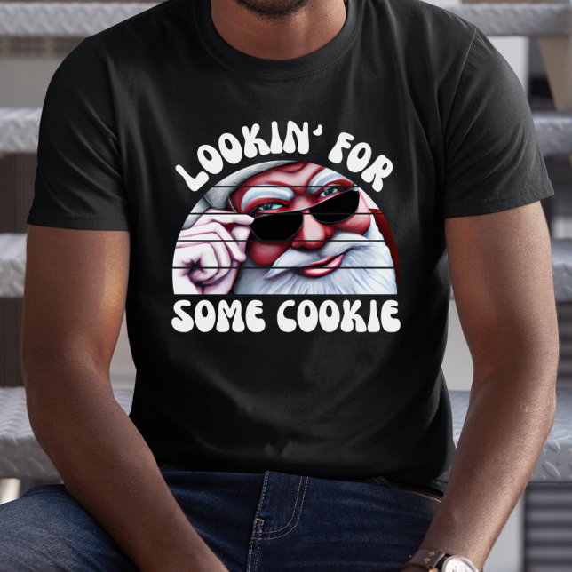 Camiseta Frio Retro Papai Noel Cookie Sujo Natal (Funny Retro Santa Claus Lookin for Some Cookie Dirty Christmas T-Shirt)