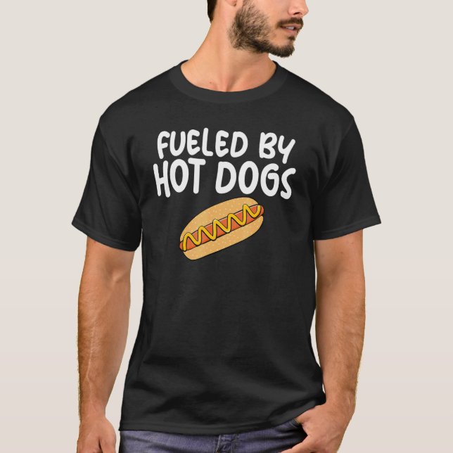 Camiseta Fueled By Hot Dogs Fun Slogan for Sausage Enthusia (Frente)