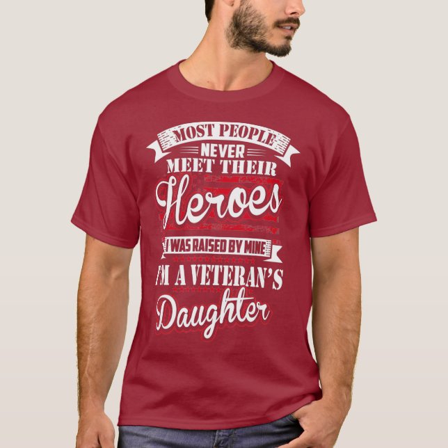 Camiseta Fui Criada Por Minha Filha De Veteranos Orgulhosos (Frente)