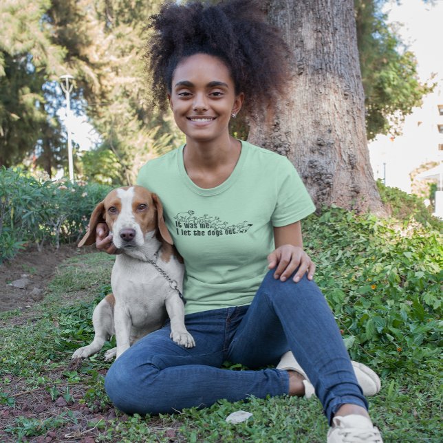 Camiseta Fui eu que deixei os cães saírem engraçados (Go ahead, let the dogs out! They'll love you for it.)