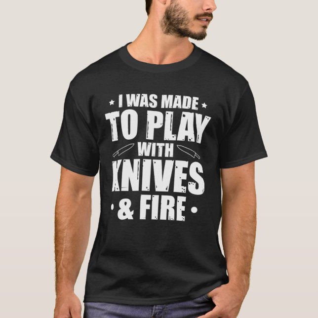 Camiseta Fui Feito Para Brincar Com Facas E Fogo 1 (Frente)