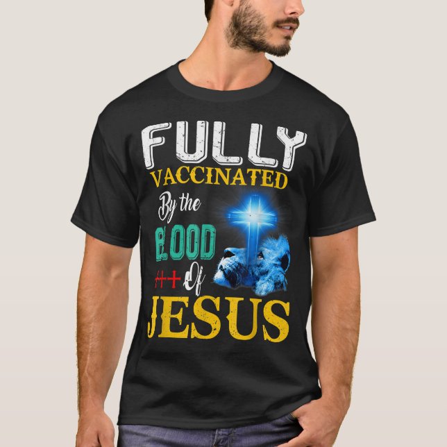 Camiseta Fully Vaccinated By The Blood Of Jesus Shining Cro (Frente)