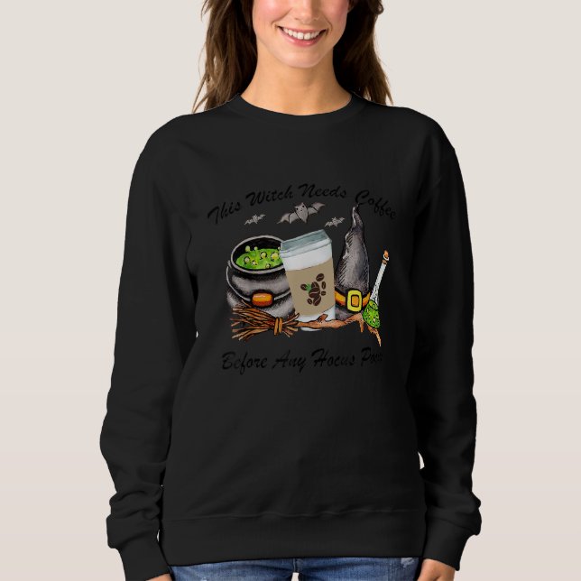 Camiseta Fun Haloween This Witch Needs Coffee Before Any Ho (Frente)