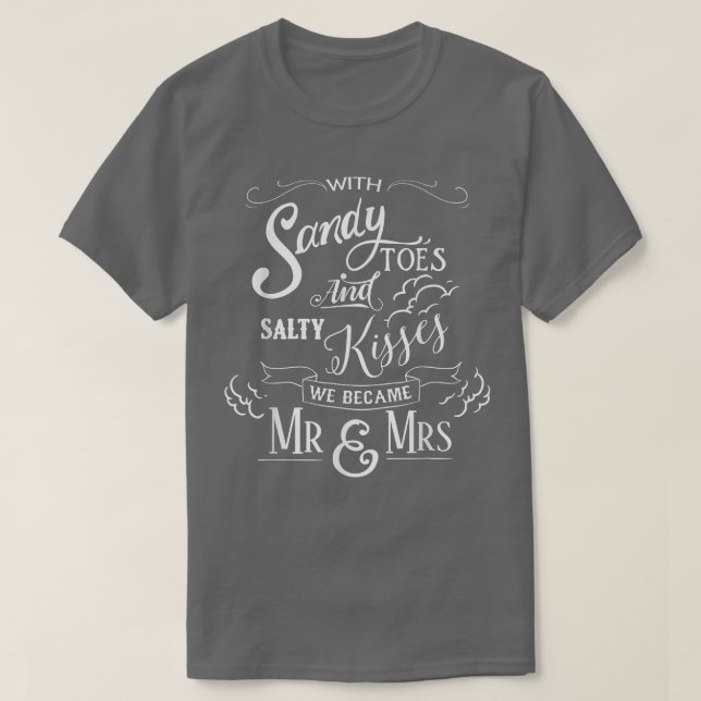 Camiseta Fun Sandy Toes and Salty Kisses, we Became Mr & Mr (Frente do Design)