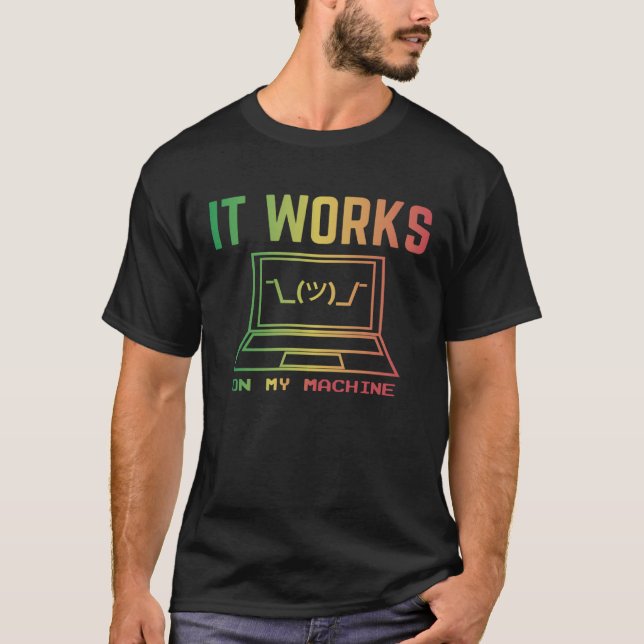 Camiseta Funciona No Meu Programador Engraçado Com Licença  (Frente)