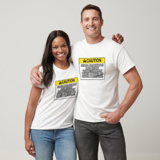 Camiseta Funcionarios São Humanos e Reagem Imprevisível... (Unissex)