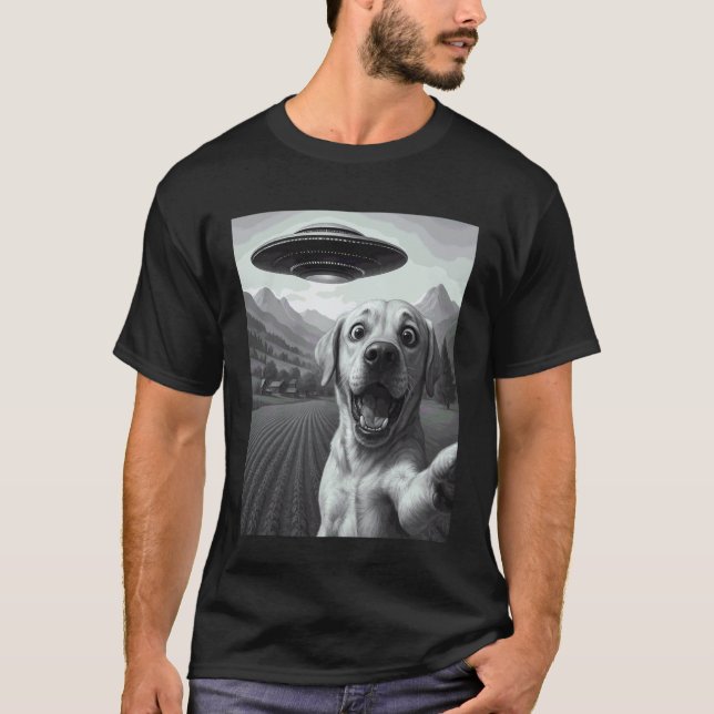 Camiseta Funny Alien UFO Labrador Retriever Abdução Selfi (Frente)