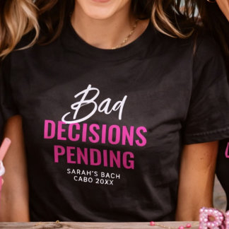 Camiseta Funny Bachelorette Party Bad Decisions Pending 