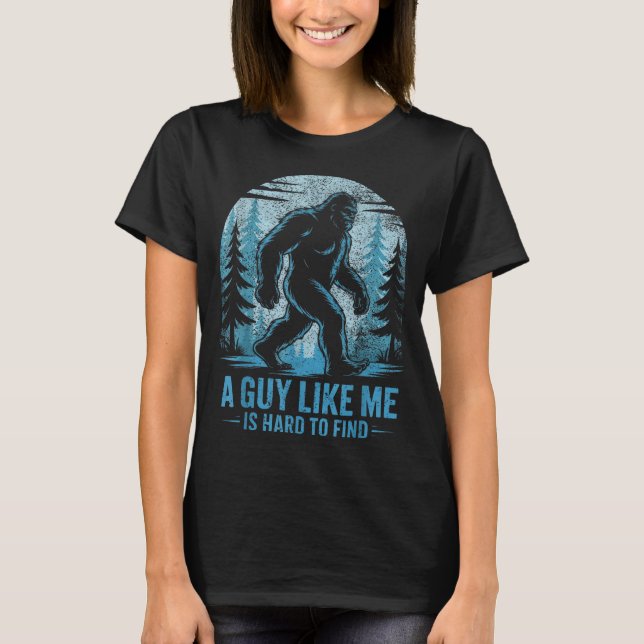 Camiseta Funny Bigfoot A Guy Like Me Is Hard To Forest Find (Frente)