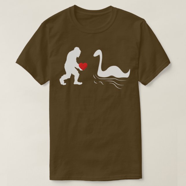 Camiseta Funny Bigfoot Segurando Coração Para Dia de os nam (Frente do Design)