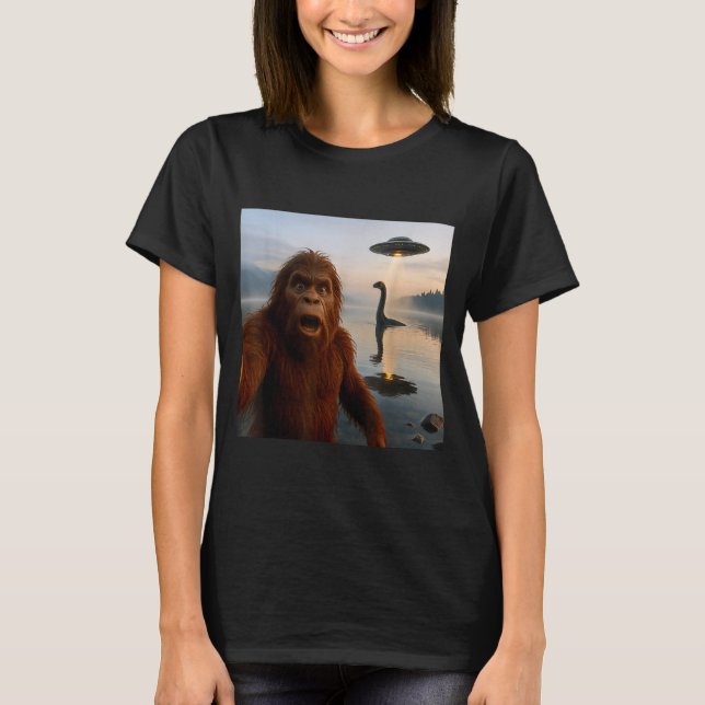 Camiseta Funny Bigfoot Selfie With Loch Ness Monster And Uf (Frente)