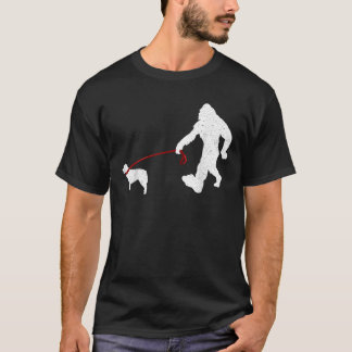 Camiseta Funny Bigfoot Walking With Australian Shepherd Dog