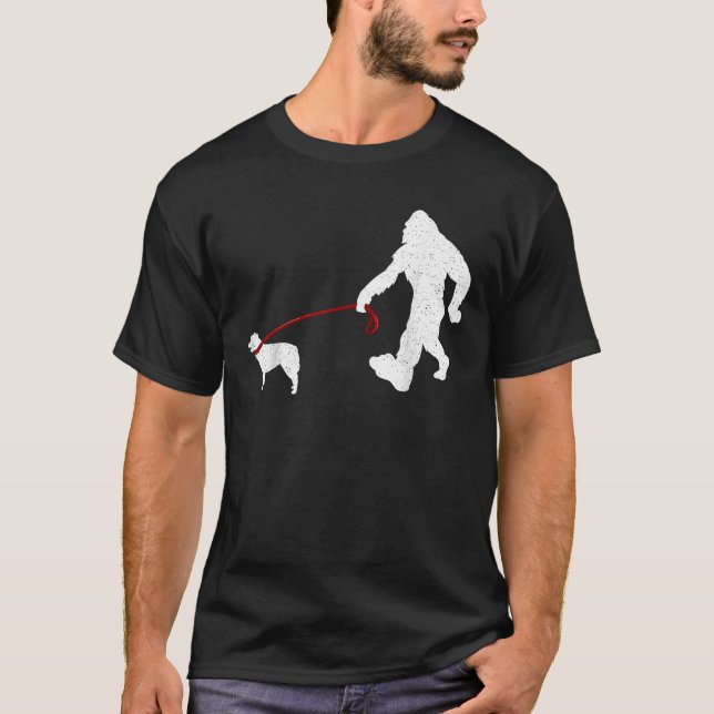 Camiseta Funny Bigfoot Walking With Australian Shepherd Dog (Frente)