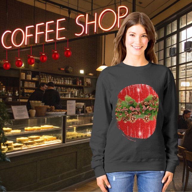 Camiseta Funny Black "Coffee Makes Me Merry" Coffee Lover's (Funny black "Coffee Makes Me Merry" quote festive sweatshirt with coffee bean and pinecone garland)