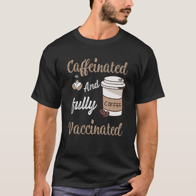 Camiseta Funny Caffeinado E Totalmente Vacinado (Frente)