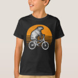 Camiseta Funny Capybara Riding Bike Retro Capibara Biciclet<br><div class="desc">Os de Capybara são super fofos! Quem não iria querer relaxar com um? O trabalho de arte perfeito para donos ou amantes de capybara.</div>