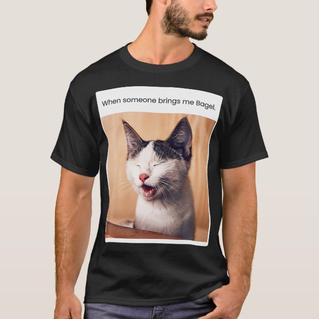 Camiseta Funny Cat Meme When Someone Brings Me Bagel (Frente)