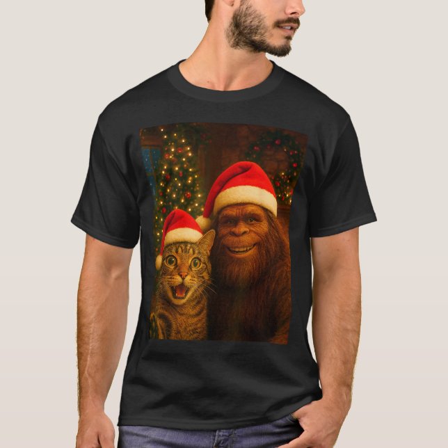 Camiseta Funny Cat Selfie With Bigfoot Christmas Sasquatch  (Frente)
