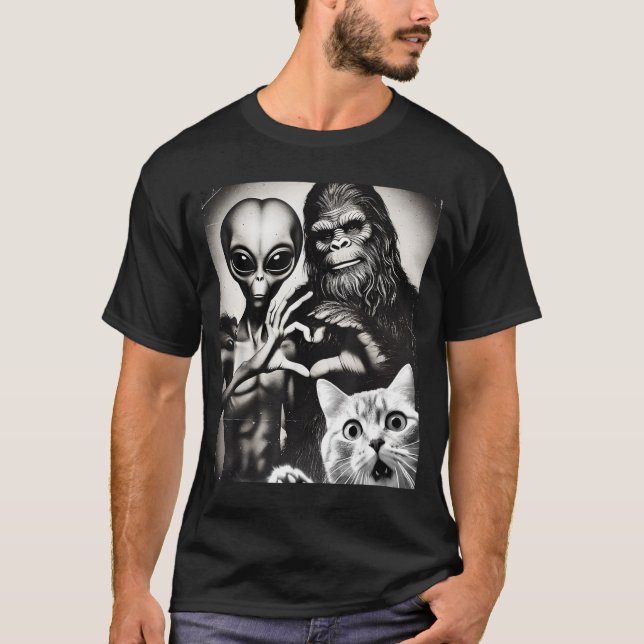 Camiseta Funny Cat Selfie With Romantic Bigfoot In Love Wit (Frente)