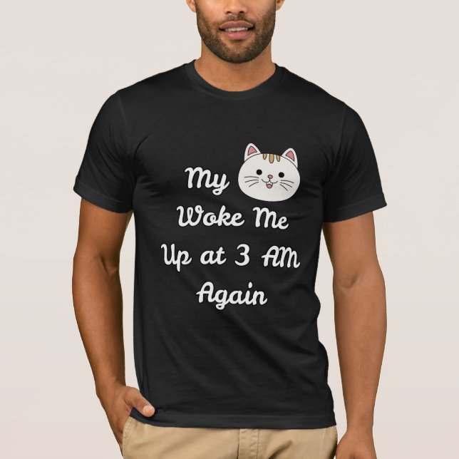 Camiseta Funny Cat Shirt – 3 AM Cat Wake-Up Tee (Frente)