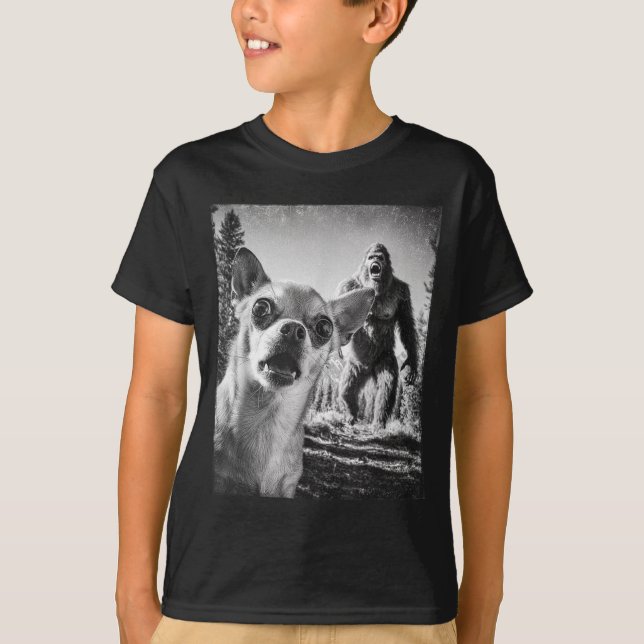 Camiseta Funny Chihuahua Selfie With Bigfoot Sasquatch Cryp (Frente)
